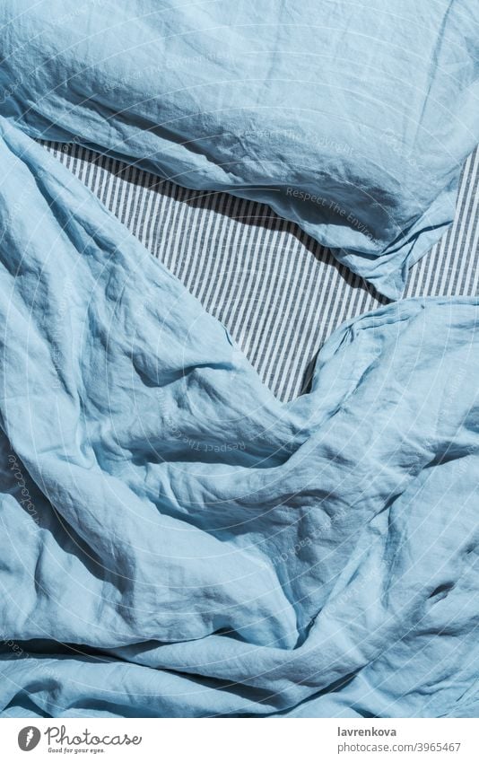 Flatlay der blauen Leinenbettwäsche und des Kopfkissens schlafen Laken Schlafzimmer Decke Textil Erholung Stil Sauberkeit bequem Gewebe Morgen Textur Tücher