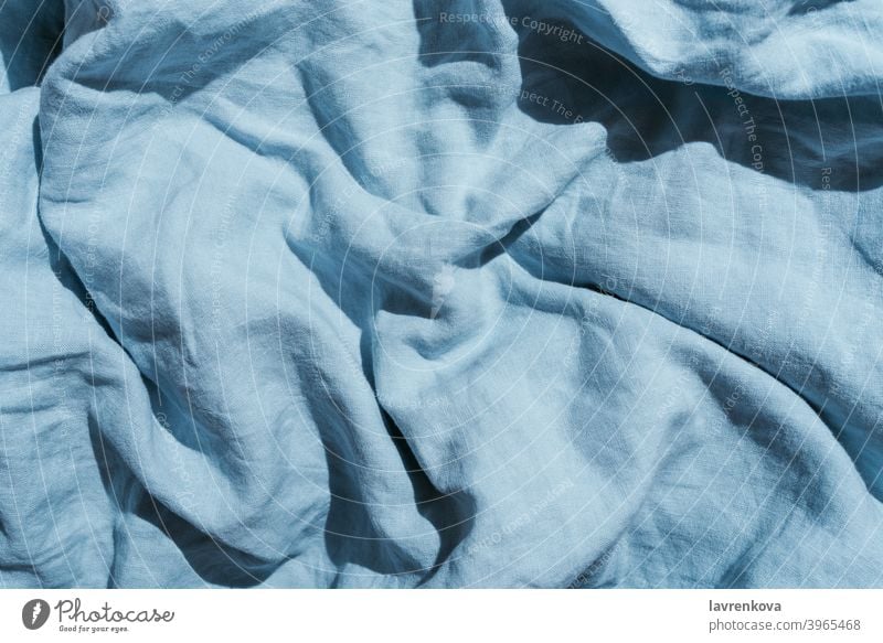 Flatlay von blauen Leinenbettwäsche und Kissen, Morgen Konzept schlafen Laken Schlafzimmer Kopfkissen Decke Textil Erholung Stil Sauberkeit bequem Gewebe Textur