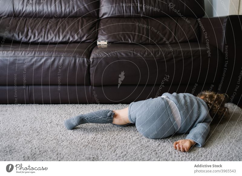 Kleines Kind liegt auf Teppich zu Hause Lügen ruhen wenig Stock müde sich[Akk] entspannen spielen Lifestyle Kindheit Freizeit allein ruhig Zeitvertreib