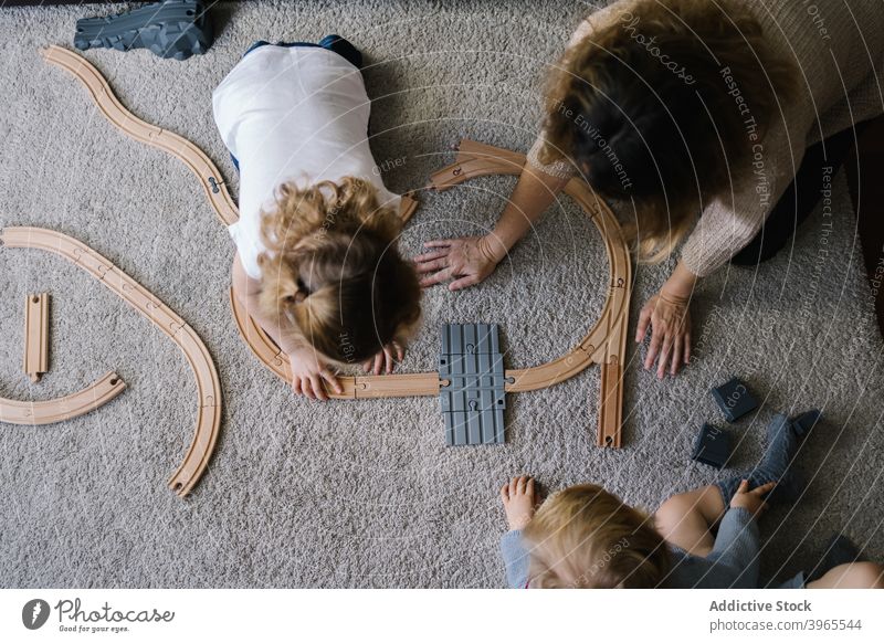 Mutter und Tochter spielen zusammen zu Hause Zusammensein versammeln Spielzeug Straße Kind errichten Eltern Lifestyle Liebe Kindheit Partnerschaft Mutterschaft