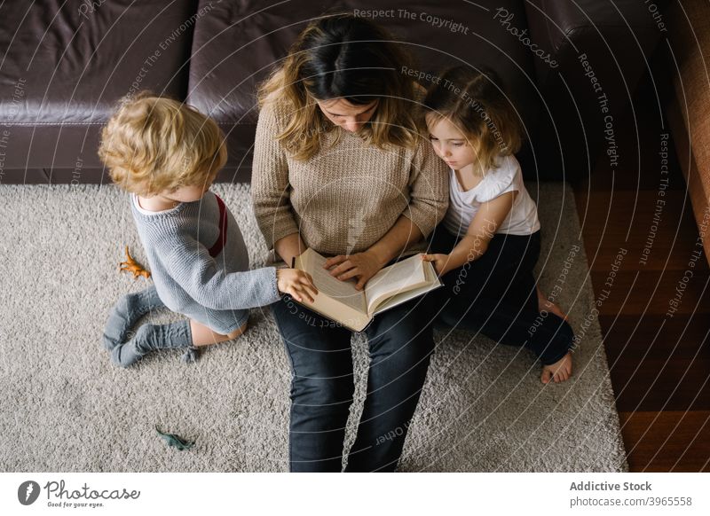 Mutter liest Buch für Kinder zu Hause lesen Geschwisterkind Zusammensein märchenhaft Liebe Lifestyle Eltern Kindheit Etage Mama Mutterschaft Bonden Elternschaft