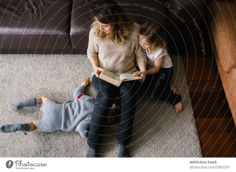 Mutter liest Buch für Kinder zu Hause lesen Geschwisterkind Zusammensein märchenhaft Liebe Lifestyle Eltern Kindheit Etage Mama Mutterschaft Bonden Elternschaft