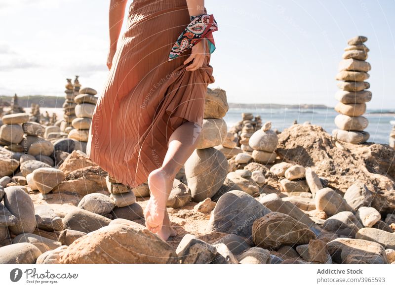 Trendy junge Dame ruht auf sandigen Küste inmitten von Steinen in der Tageszeit Frau sich[Akk] entspannen Strand Stil Urlaub Feiertag Natur Reisender feminin