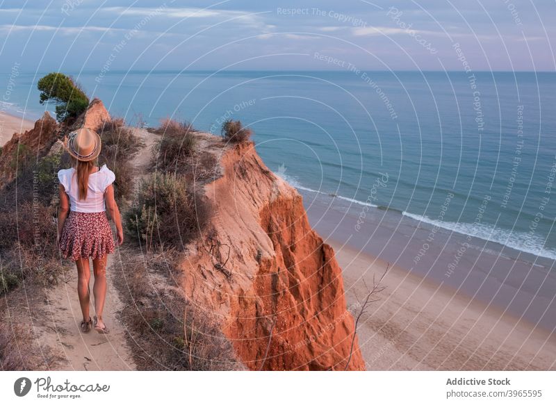 Anonyme Frau steht in Bergklippe in Tavira Küstenlinie Natur Klippe Sommer MEER Portugal Meer tavira Landschaft reisen Strand mediterran Lifestyle Sport Algarve