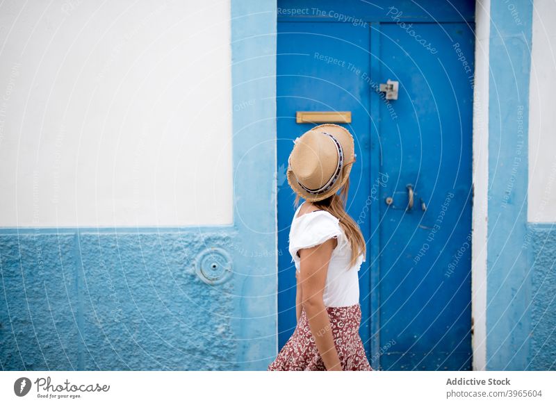 Anonyme stilvolle weibliche stehend in der Nähe der Tür des typischen Hauses auf sonnigen Tag Frau Mode Stil Urlaub Architektur Fassade Tourist jung trendy