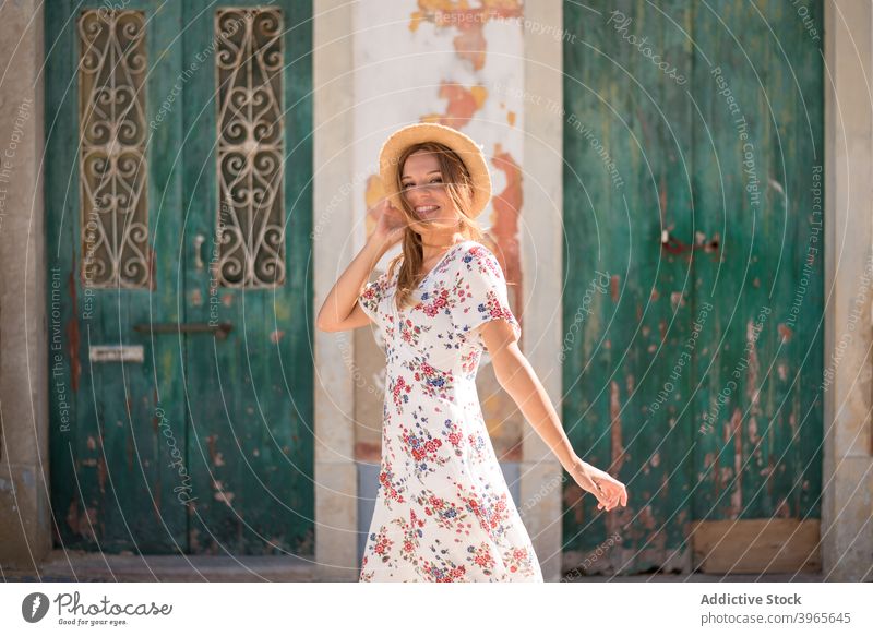 Weibliche Reisende stehen auf der Straße in der Nähe von alten Gebäude in Algarve Frau Haus erkunden Reisender Sightseeing Sommer Feiertag Fernweh jung blond