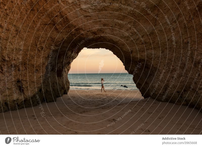 Anonyme Frau in Höhle am Meer MEER Ufer Sonnenuntergang Natur Sand Eingang romantisch Benagilhöhlen Urlaub Algarve Portugal reisen Strand Küste