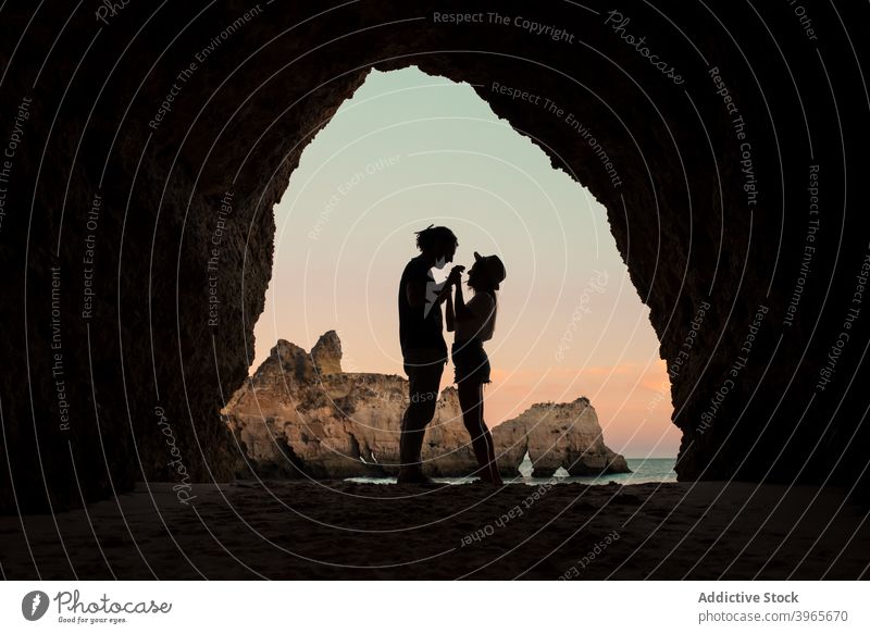Anonymes Paar steht im Höhleneingang MEER Liebe Eingang Abend Mann Frau Algarve Portugal Umarmen romantisch Partnerschaft Meer Zusammensein Freund Freundin