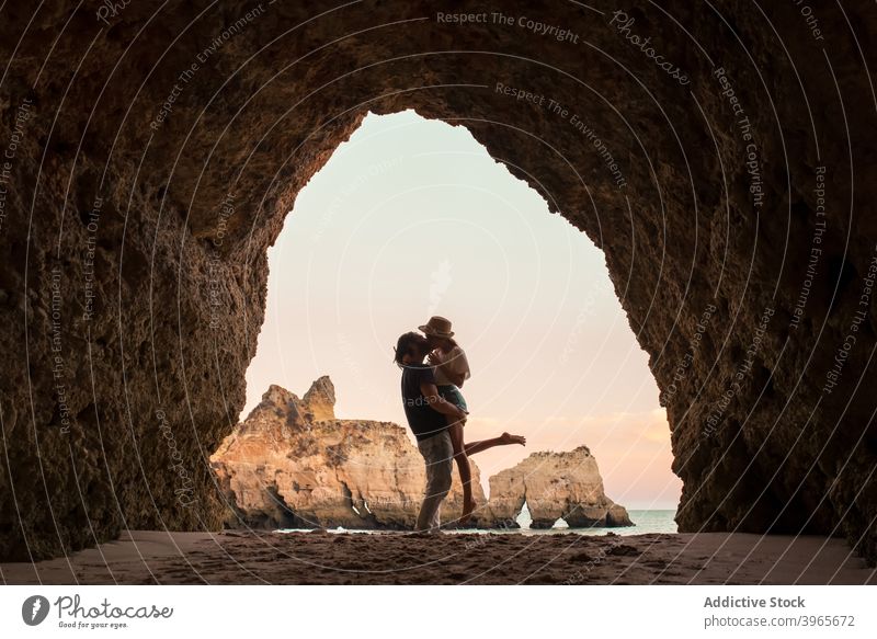 Anonymes Paar, das sich im Höhleneingang küsst Kuss Umarmung MEER Liebe Eingang Abend Mann Frau Algarve Portugal Umarmen romantisch Partnerschaft Meer