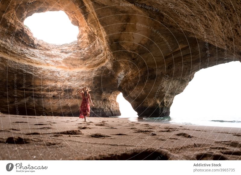 Anonyme Frau zu Fuß in Höhle in der Nähe von Meer Spaziergang MEER Sommer sonnig Sand Stein reisen Algarve Portugal Felsen Ufer Küste Urlaub Tourismus Wasser