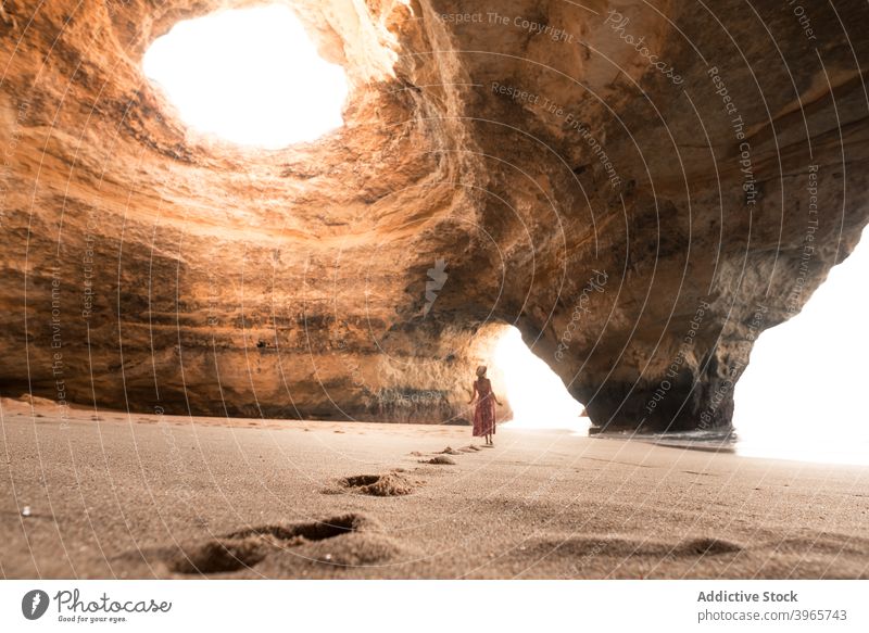Anonyme Frau zu Fuß in Höhle in der Nähe von Meer Spaziergang MEER Sommer sonnig Sand Stein reisen Algarve Portugal Felsen Ufer Küste Urlaub Tourismus Wasser
