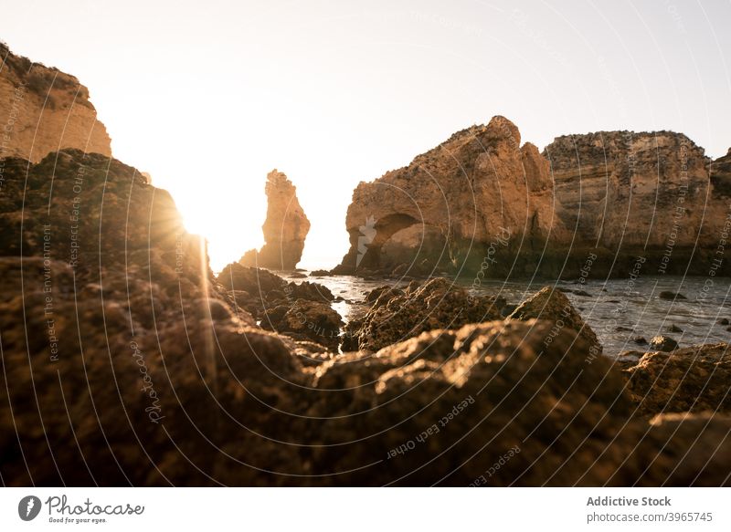 Wogendes Wasser und Klippen bei Sonnenuntergang Himmel Natur Bucht Abend Algarve Portugal MEER rau Harmonie Gelassenheit Küste friedlich malerisch Dämmerung