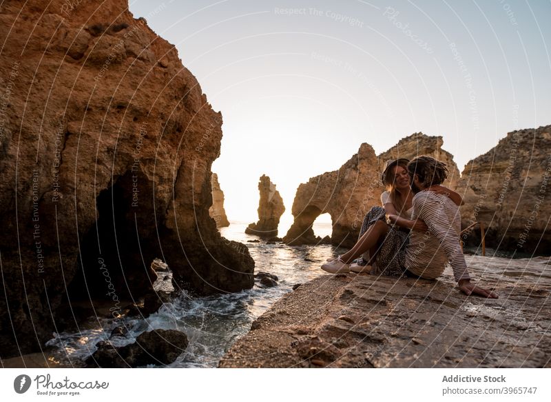 Verliebtes Paar umarmt in der Nähe von Meer und Klippen MEER Umarmung Sonnenuntergang Termin & Datum Ufer Wasser Mann Frau Algarve Portugal Zusammensein Liebe