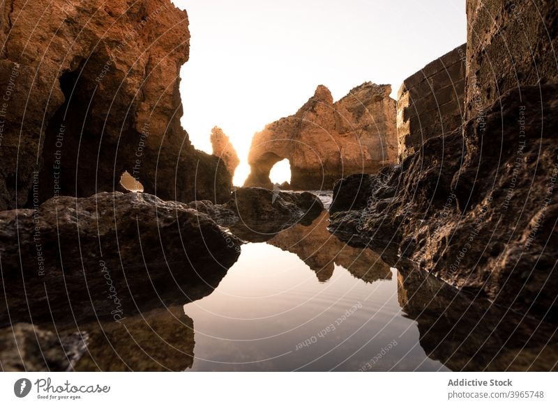 Ruhiges Wasser und Klippen bei Sonnenuntergang Himmel Natur Windstille Reflexion & Spiegelung Bucht Sauberkeit Abend Algarve Portugal MEER rau Harmonie