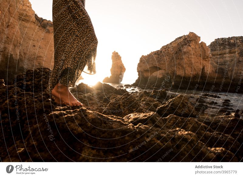 Unerkennbare Frau bewundernd felsige Landschaft in der Nähe von Meer MEER Urlaub sonnig tagsüber reisen Algarve Portugal Barfuß lässig idyllisch Felsen Stein