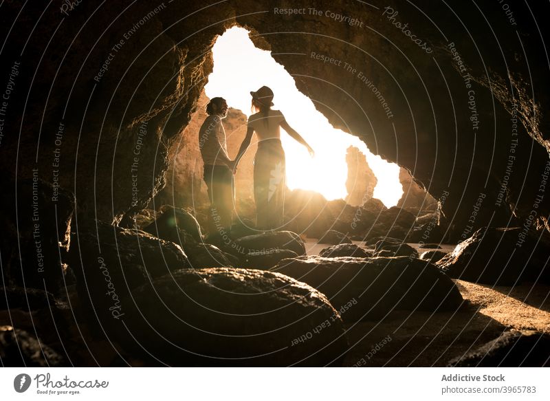 Glückliches Paar küssen in Höhleneingang MEER Liebe Eingang Abend Mann Händchenhalten Frau Algarve Portugal Lächeln Umarmen romantisch Partnerschaft Meer