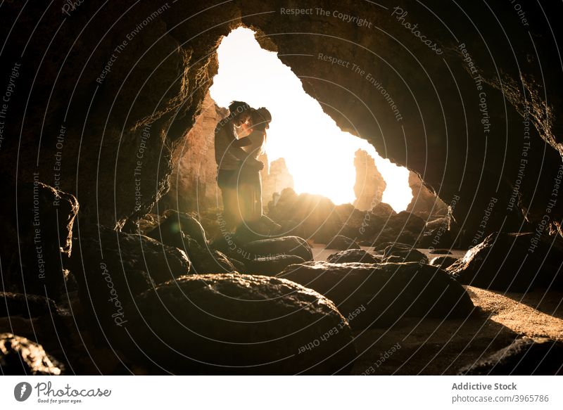 Glückliches Paar küssen in Höhleneingang Umarmung MEER Liebe Eingang Abend Lächeln Mann Frau Algarve Portugal Umarmen romantisch Partnerschaft Meer Zusammensein