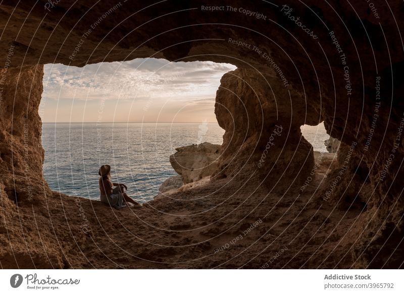 Unerkennbare Frau bewundert Höhle in der Nähe von Meer MEER bewundern Urlaub sonnig tagsüber reisen Algarve Portugal Hut lässig idyllisch Felsen Stein Tourismus