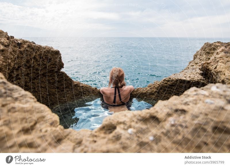 Frau am Algar seco Naturhöhlen-Pool in Algarve, Portugal Höhle MEER bewundern Urlaub sonnig reisen Schwimmsport Meer idyllisch Felsen Stein schwimmen Tourismus
