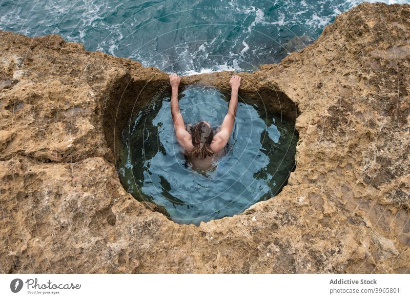 Frau am Algar seco Naturhöhlen-Pool in Algarve, Portugal Höhle MEER bewundern Urlaub sonnig reisen Schwimmsport Meer idyllisch Felsen Stein schwimmen Tourismus