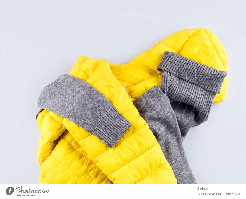 Mode-Outfit grauer Rollkragen mit gelber Jacke Kleidung Winter Mantel Hülse Ski Rollkragenpulli kaufen Pullover Sport Zubehör Farbe Herbst beleuchtet Frau