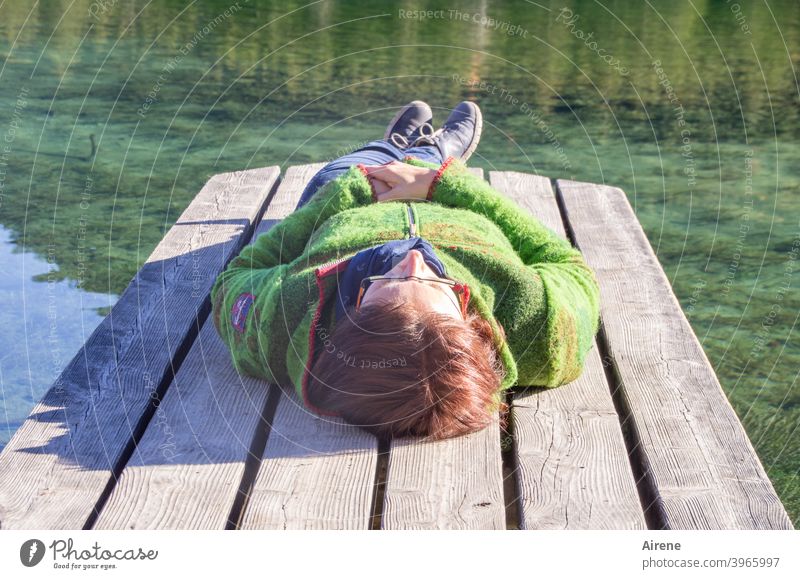 Ich bleib jetzt so lang liegen... Frau Steg See Wasser Sonnen Sonnenbad ländlich ruhen ausruhen Baden Badesee Herbst Sommer Ferien & Urlaub & Reisen Wanderjacke