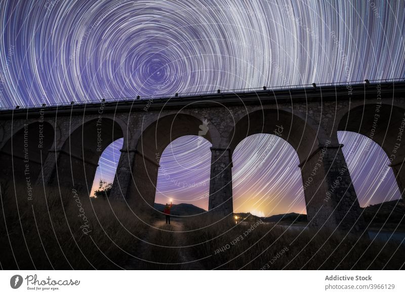 Reisende unter Brücke und Nacht Sternenhimmel Himmel Reisender Viadukt sternenklar spektakulär Nachlauf kreisen sich[Akk] bewegen Galaxie Landschaft dunkel