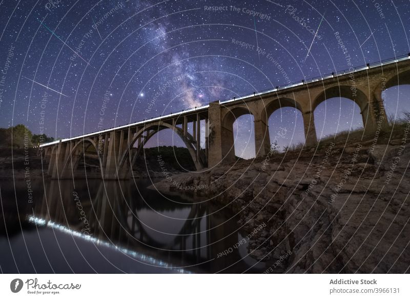 Viadukt unter Sternenhimmel bei Nacht Himmel sternenklar Landschaft Brücke spektakulär Milchstrasse Galaxie dunkel glühen leuchten Licht funkeln Abenddämmerung