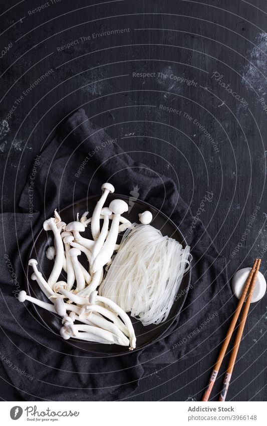 Zutaten für Ramen auf dem Tisch Bestandteil Nudel Speise frisch Pilz Orientalisch Lebensmittel Küche Mahlzeit Koch Tradition Gesundheit lecker Rezept