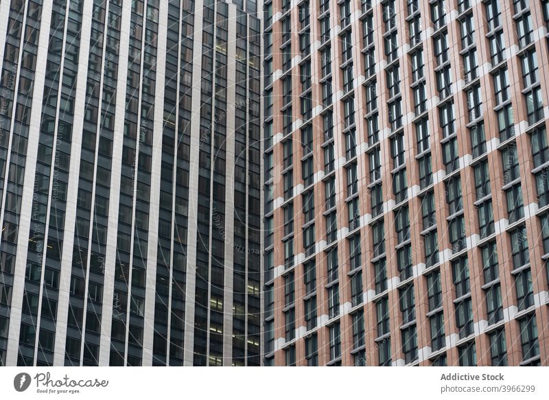 Hintergrund von Geschäftshausfassaden in der Stadt Straße Architektur Skyline Gebäude Großstadt Fenster Wolkenkratzer Metropole Turm Stadtlandschaft urban Büro