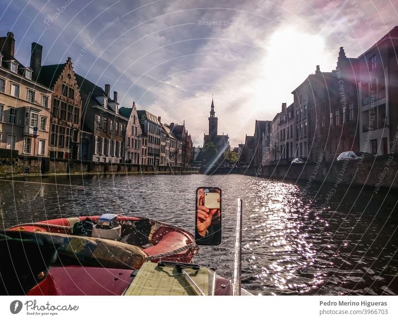 Foto aufgenommen in einem Boot auf dem Burges-Kanal Brügge Betrachtungen Gebäude Belgien Ansicht Brücke