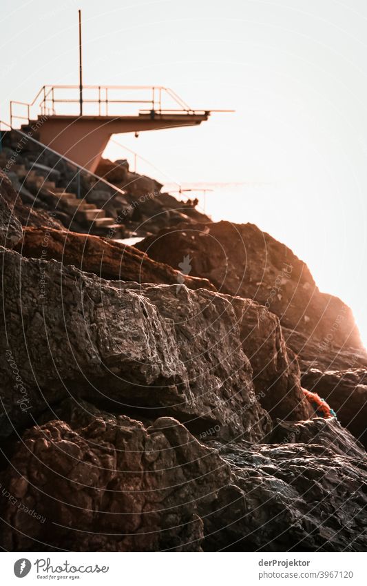 Sprungturm an der Felsküste von Opatija entspannung ästhetisch Küste Adria Insel Starke Tiefenschärfe Farbfoto Außenaufnahme Urlaubsort Altstadt Menschenleer