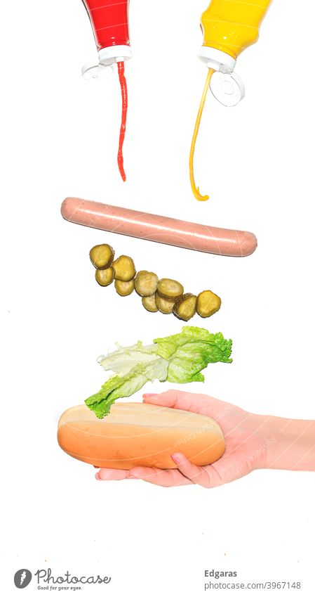 Hot Dog mit verschiedenen Zutaten fliegend halten Hotdog Hot Dog halten Schnappt sich Hot Dog anders vereinzelt Hand Beteiligung Grabbing Ketchup Lebensmittel