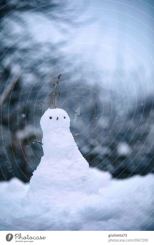 Kleiner Miniatur-Schneemann zu Beginn der blauen Stunde Winter weiß Winterwetter Winterstimmung Wintertag wintertime kalt Im Freien Spielen draußen spielen