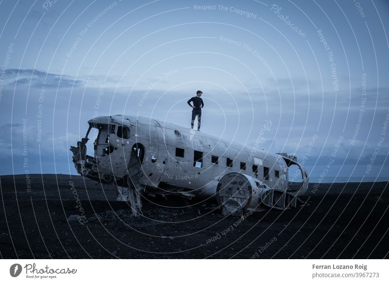 Porträt eines Mannes in Island mit einem verlassenen Flugzeug Ebene Verlassen abgestürzt MEER Sand alt