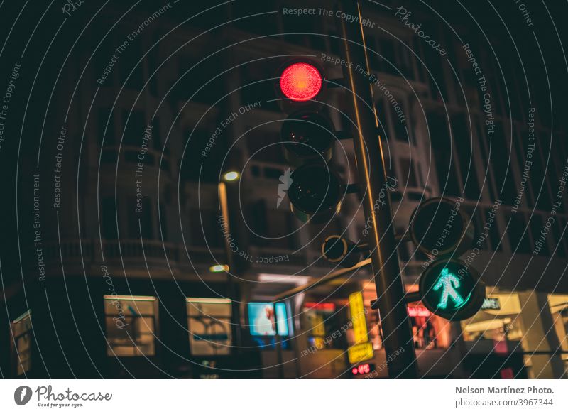 Tiefwinkelaufnahme einer Ampel auf der Straße bei Nacht. Verkehr urban gelb Stadtlandschaft fahren Farben im Freien PKW reisen Unschärfe Licht Abenddämmerung