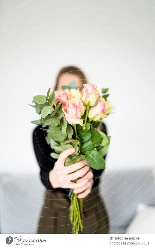 Frau hält Strauß Blumen in der Hand Blumenstrauß Geschenk Pflanze Liebe Rose Valentinstag Muttertag Blüte rosa schenken Farbfoto Nahaufnahme