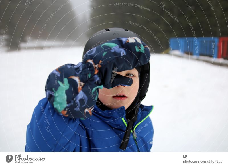Kleines Kind schaut in einer Winterlandschaft in die Kamera Rebellion auflehnen Menschen Sprache Konzept positiv Ausdruck Symbol direkt Entwurf Gebärdensprache