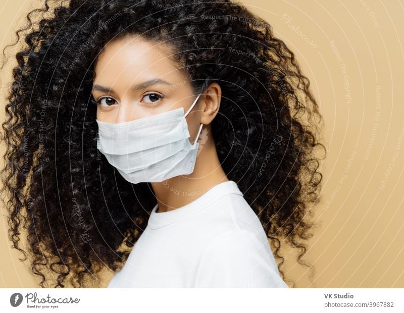 Foto einer dunkelhäutigen afroamerikanischen Frau mit lockigem, buschigem Haar, chirurgisch Amerikaner Mädchen medizinisch Klinik Sicherheit Notfall Gesicht