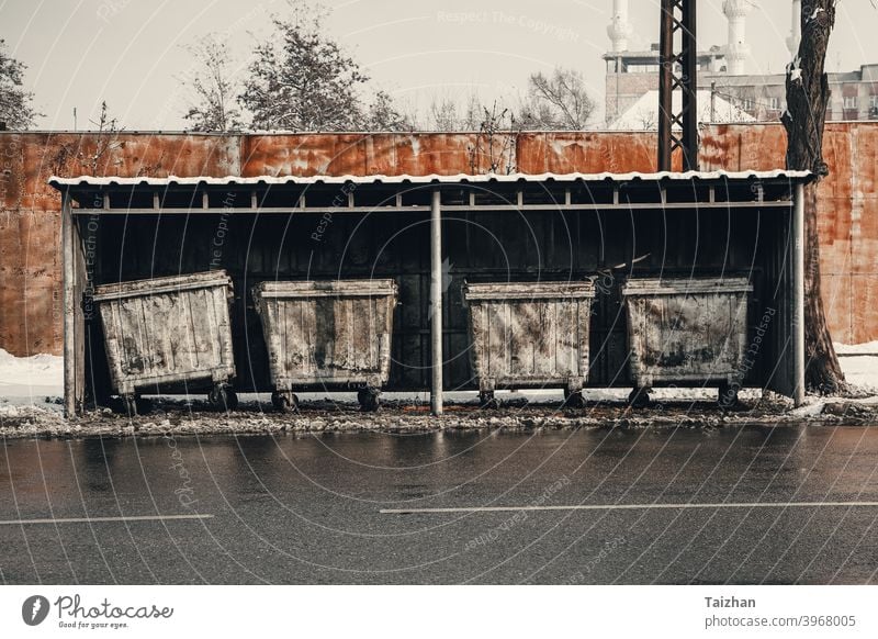 Metall-Mülltonnen Nahaufnahme Behälter Entsorgung grau Deckel Rad Container urban Abfall Umwelt Straße horizontal Fetzen umgebungsbedingt satt Bild Trödel