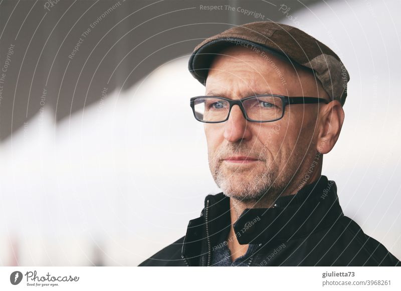 Porträt eines nachdenklichen Mannes mit Brille, Kappe und grauem Dreitagebart | UT HH 19 Tag Mensch 45-60 Jahre grauhaarig beobachten Senior Einsamkeit