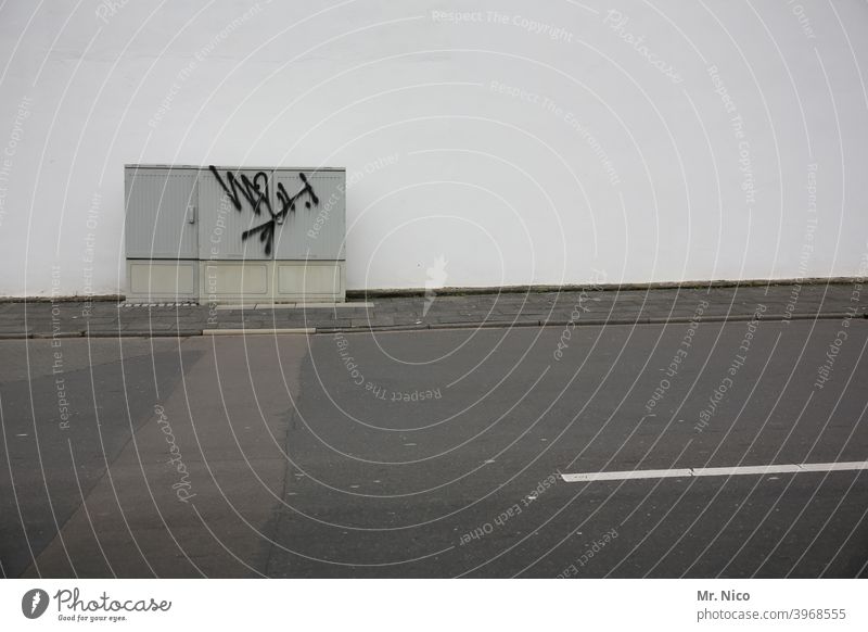 Stromkasten Elektrizität Technik & Technologie Straße Bürgersteig Energiewirtschaft Wege & Pfade Wand Mauer Fassade grau weiß trist Schmiererei Graffiti Kasten