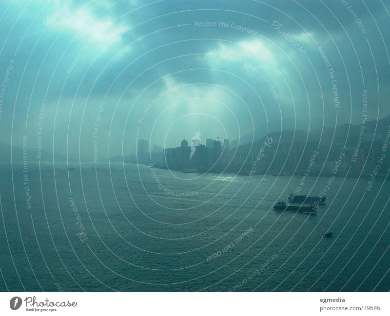 Cloudy Morning in HK Hongkong Wolken Sonnenfleck dunkel Erfolg Central Hafen Öltanker