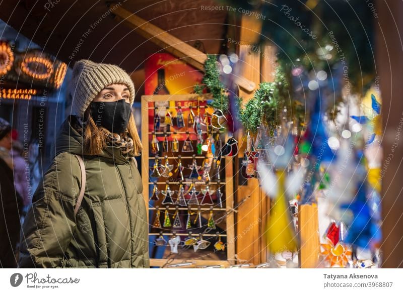 Frau mit Gesichtsmaske beim Weihnachtseinkauf Weihnachten Markt kaufen Mundschutz Schutz Lifestyle Feiertag Coronavirus Winter Tallinn Estland Großstadt Saison