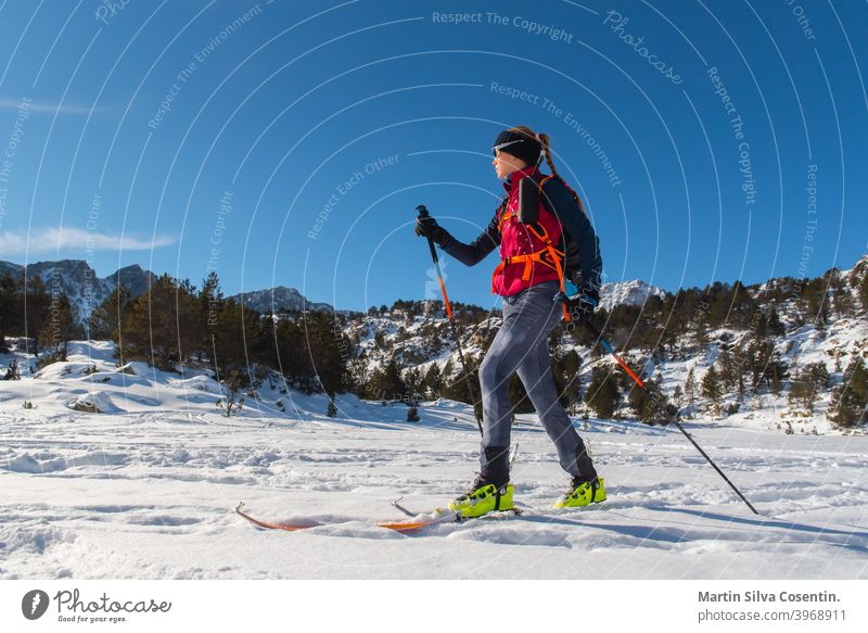 Frau in den Bergen beim Skifahren in den Pyrenäen von Andorra im Jahr 2021. aktiv Adrenalin Abenteuer Alpinist Meisterschaft Aufstieg Aufsteiger Klettern