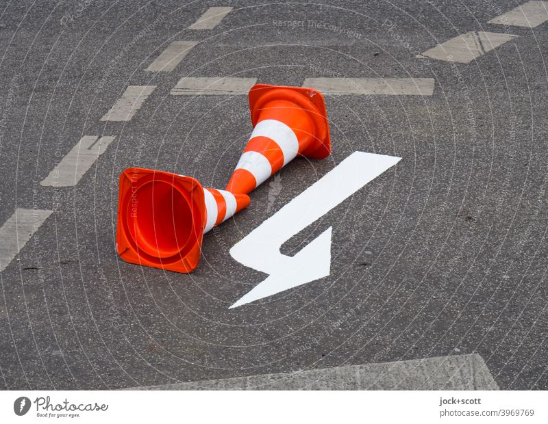 Leitkegel leitet um den frisch aufgemalten weißen Pfeil herum Fahrbahnmarkierung Verkehrswege Asphalt Straße Richtung Verkehrszeichen Orientierung neu