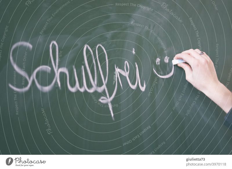 schulfrei :) | mit Kreide an die Tafel geschrieben Tag Zentralperspektive Farbfoto grün Bildung lernen Klassenraum Schule Hand Typographie schreiben