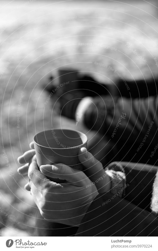 Frauenhände umschließen einen Becher Schwarzweißfoto Hände Kaffeepause Kaffeetrinken Heißgetränk Getränk Kaffeebecher genießen Lebensmittel Nahaufnahme Pause
