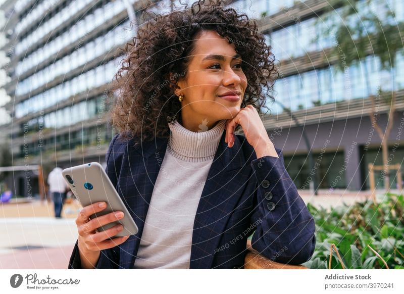 Glückliche Geschäftsfrau auf Smartphone auf der Straße sprechen Handy selbstbewusst Lächeln jung ethnisch Frau Unternehmer elegant urban Lifestyle Gerät