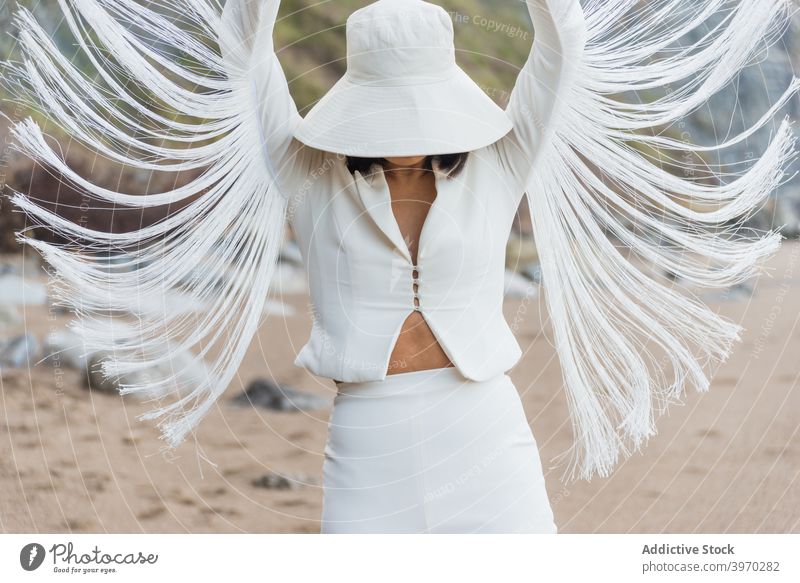 Modische Frau in stilvoller weißer Kleidung mit Flügeln geformt Ärmel Mode Stil elegant Outfit Model Fliege Hülse Anzug Hut trendy schlank feminin Anmut